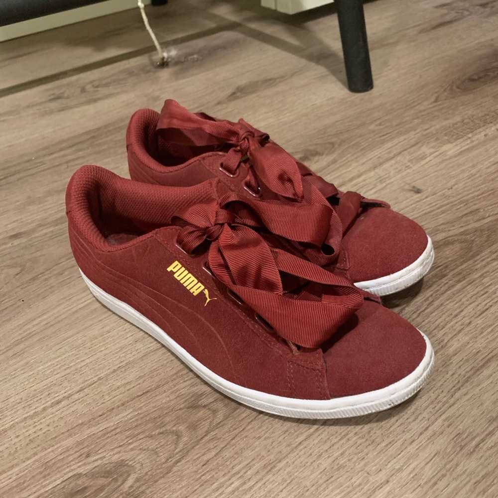 Maroon puma sneakers with ribbon lace